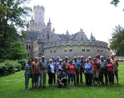 vor Schloss Marienburg