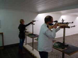 Sie & Er Schießen Bild 6