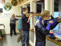 Ostereierschießen 2009: vor den Scheiben