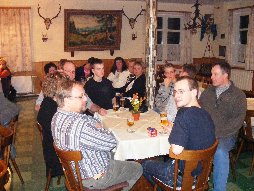 Ostereierschießen 2009: gemütliches Zusammensitzen